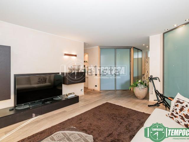 Villetta bifamiliare in vendita di 330 m² in Via Lago D&apos Iseo, 16