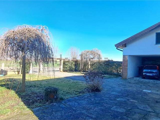 Villetta bifamiliare in vendita di 330 m² in Via Piacenza