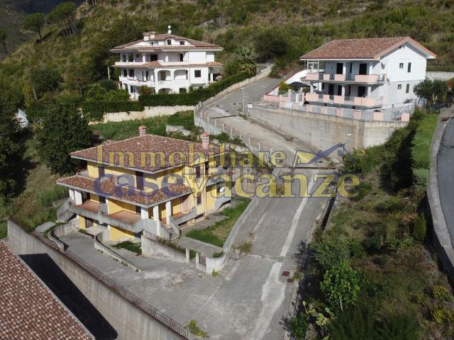 Villetta bifamiliare in vendita di 330 m² in Via Rosaneto, 22