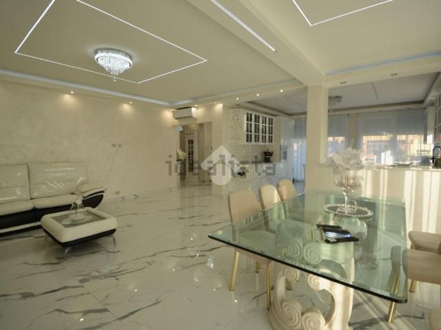 Villetta bifamiliare in vendita di 330 m² in Via San Gervasio, 18