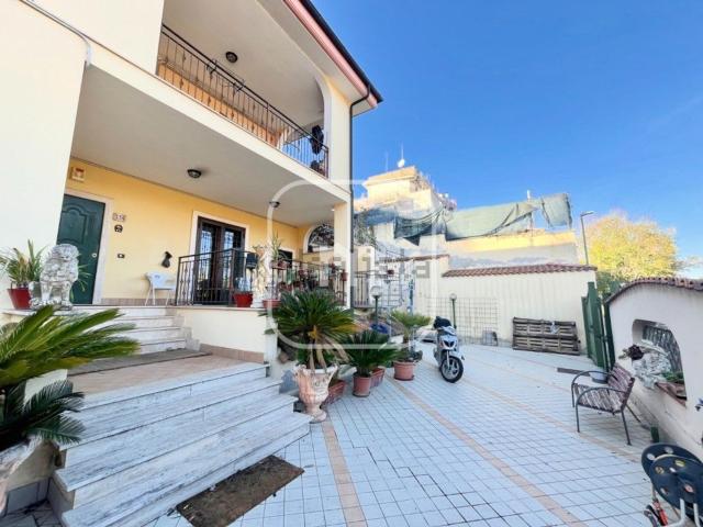 Villetta bifamiliare in vendita di 330 m² in Via Sepino