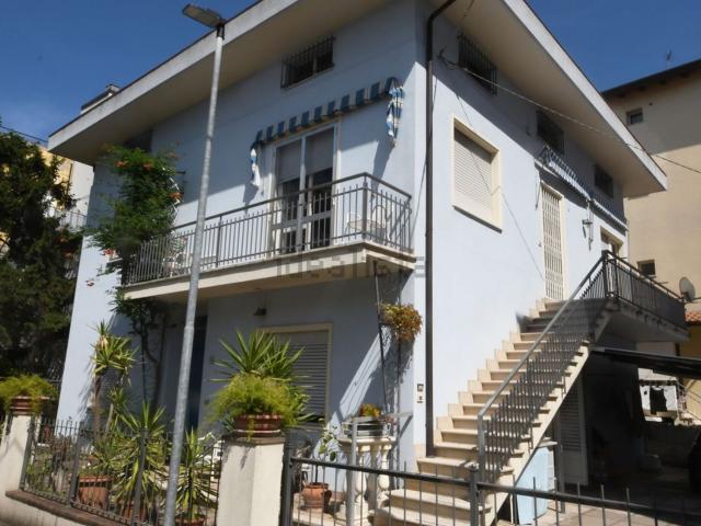 Villetta bifamiliare in vendita di 330 m² in Viale Maroncelli