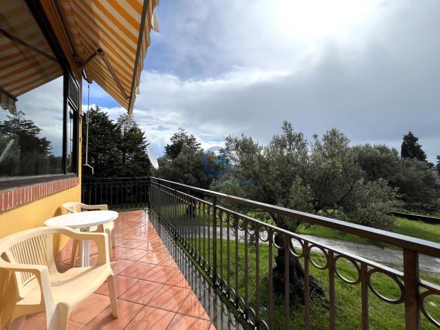 Villetta bifamiliare in vendita di 330 m² in Viale dei Tulipani, 32