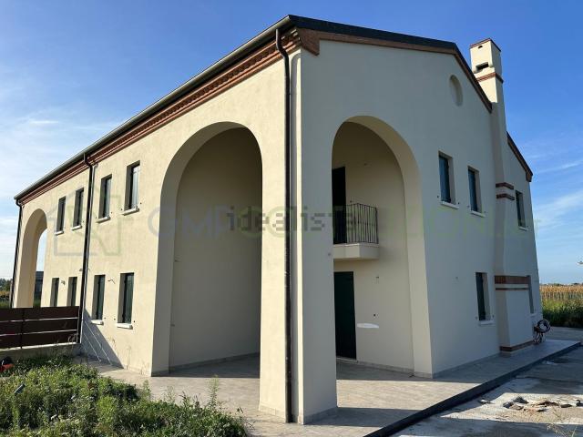 Villetta bifamiliare in vendita di 332 m² in Via Alto Adige, 146