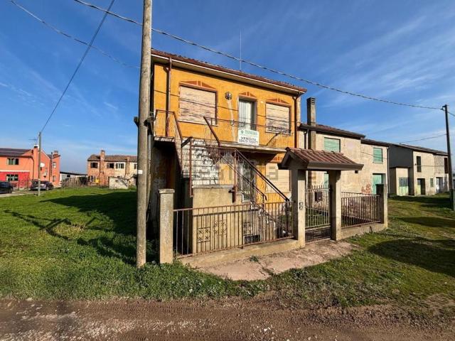 Villetta bifamiliare in vendita di 332 m² in Via Gorzon Sinistro Inferiore, 33