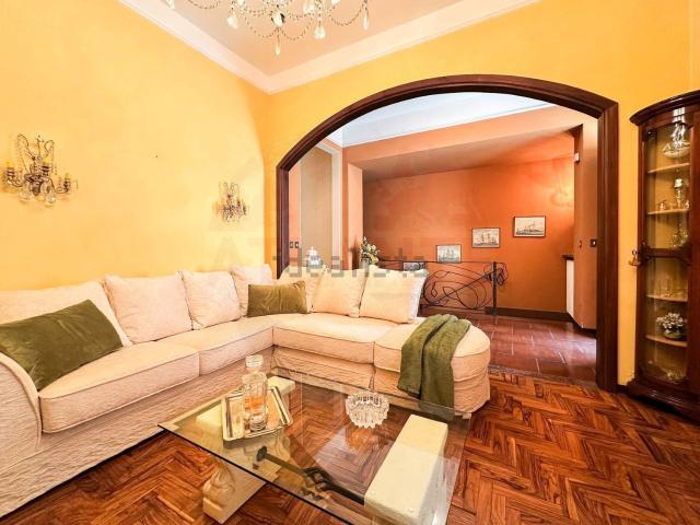 Villetta bifamiliare in vendita di 332 m² in Via IV Novembre