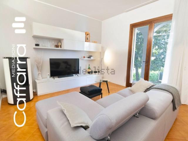 Villetta bifamiliare in vendita di 334 m² in Via Circonvallazione, 3