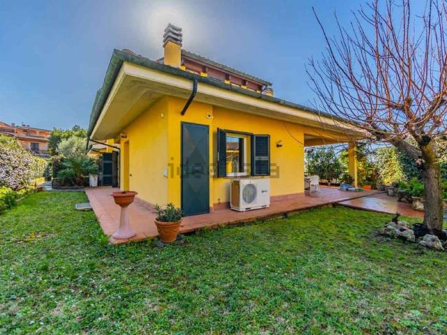 Villetta bifamiliare in vendita di 334 m² in Via dell&apos Ariete