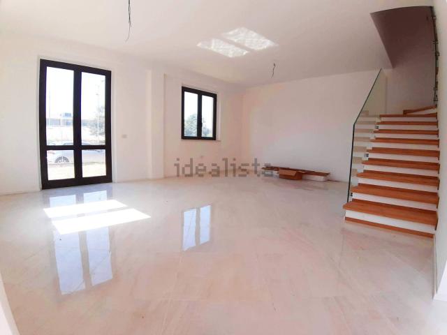 Villetta bifamiliare in vendita di 334 m² in Via ravenna