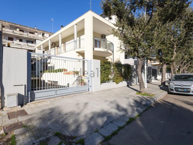 Villetta bifamiliare in vendita di 335 m² in Via Antonietta de Pace