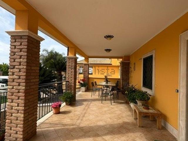Villetta bifamiliare in vendita di 335 m² in Via Capo di Bove