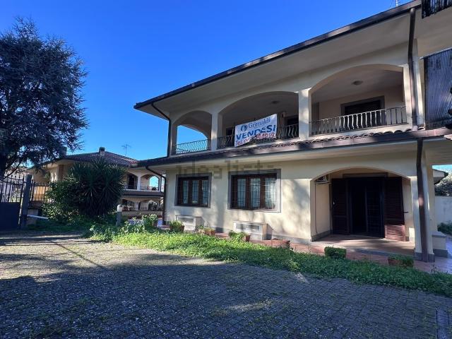 Villetta bifamiliare in vendita di 335 m² in Via del Fico, 69