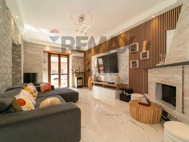Villetta bifamiliare in vendita di 336 m² in Via Italia, 44