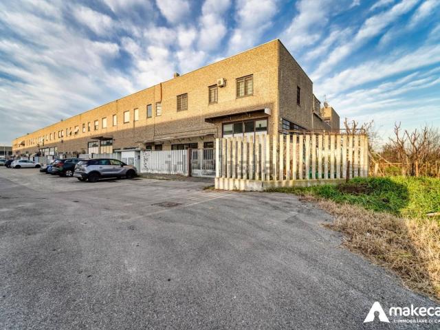 Villetta bifamiliare in vendita di 338 m² in Via Giacinto Menotti Serrati, 82