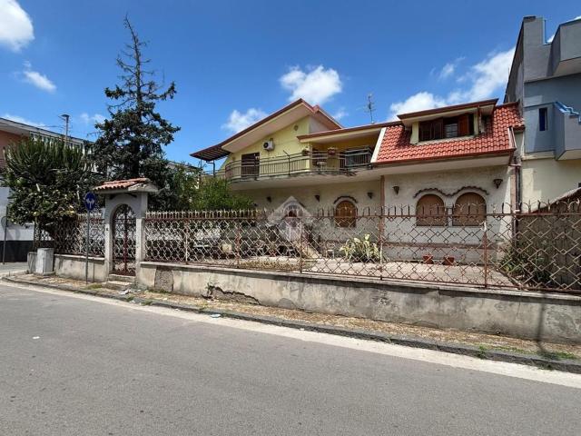 Villetta bifamiliare in vendita di 338 m² in Via Palach, 1
