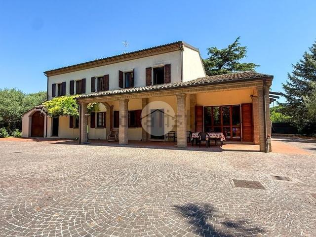 Villetta bifamiliare in vendita di 443 m² in Via Nazionale Adriatica, 29