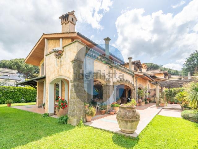 Villetta bifamiliare in vendita di 440 m² in Via Frascati
