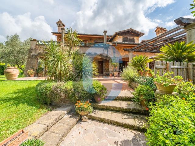 Villetta bifamiliare in vendita di 440 m² in Via Frascati