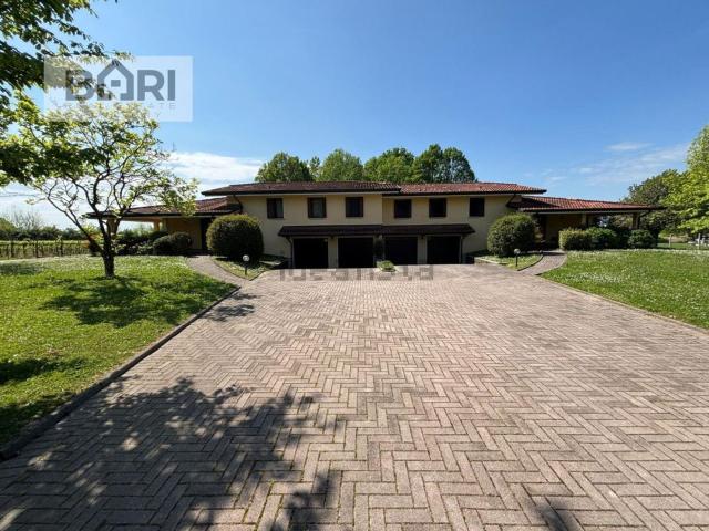 Villetta bifamiliare in vendita di 440 m² in Via G. Garibaldi