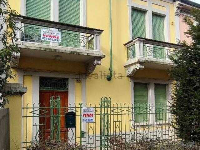 Villetta bifamiliare in vendita di 440 m²
