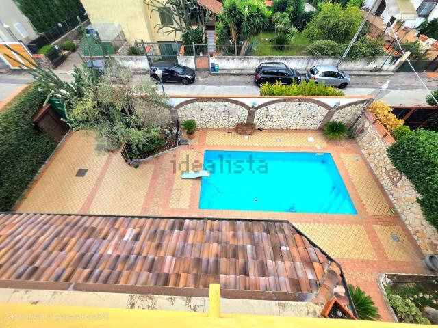 Villetta bifamiliare in vendita di 445 m² in Via Carrafiello, 34