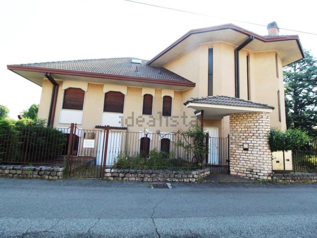 Villetta bifamiliare in vendita di 446 m² in Via Roma, 11