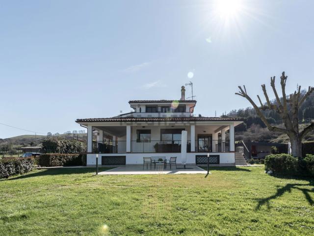 Villetta bifamiliare in vendita di 453 m² in Strada Valle di Baccano