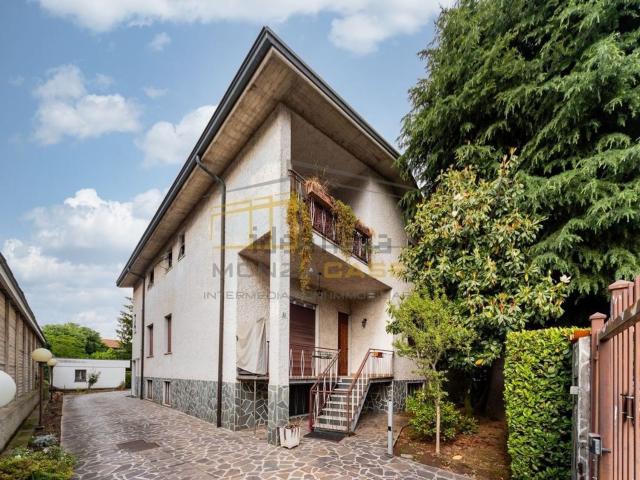 Villetta bifamiliare in vendita di 453 m² in Via Sandro Botticelli, 31