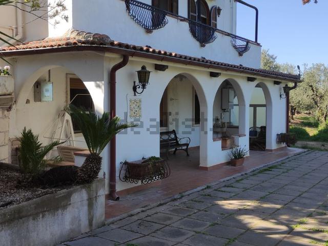 Villetta bifamiliare in vendita di 450 m² in Contrada San Felice