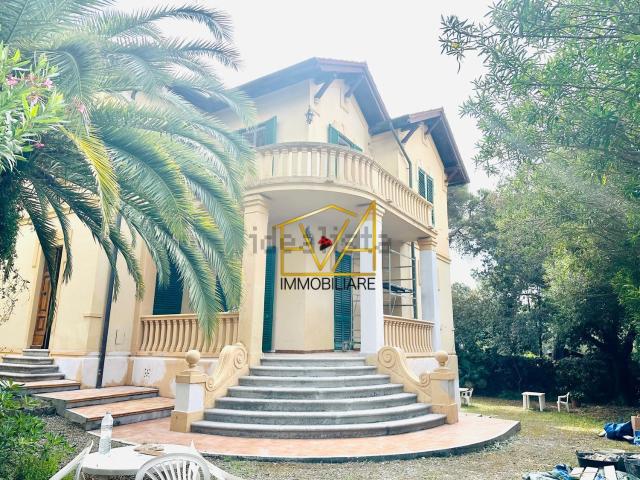 Villetta bifamiliare in vendita di 450 m² in Via Tina Di Lorenzo
