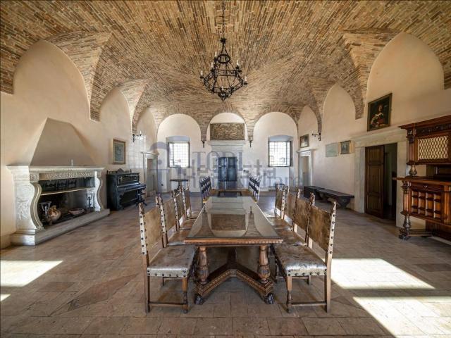 Villetta bifamiliare in vendita di 450 m² in Via Conte degli Atti, 41
