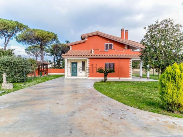 Villetta bifamiliare in vendita di 450 m² in Via del Casale Lumbroso, 160