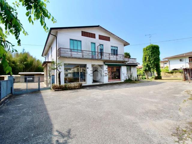 Villetta bifamiliare in vendita di 450 m² in Via Dietro la Chiesa, 82
