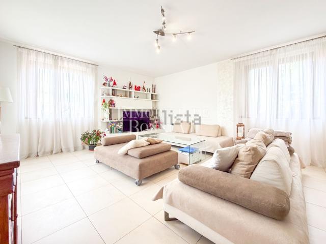 Villetta bifamiliare in vendita di 450 m² in Via Don G. E. Bosetti