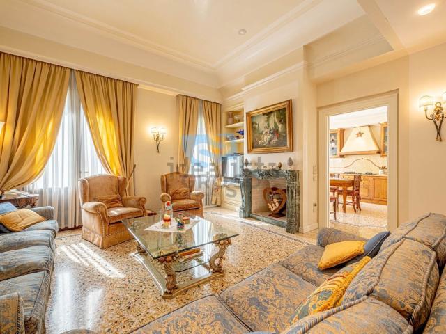 Villetta bifamiliare in vendita di 450 m² in Via Francesco Baracca
