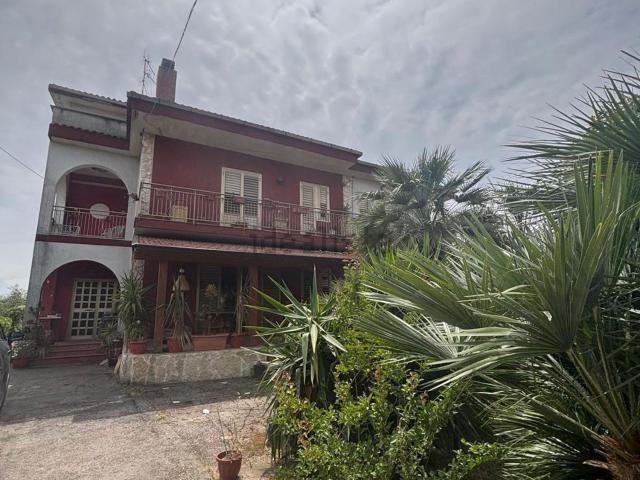 Villetta bifamiliare in vendita di 450 m² in Via Lago di Bolsena, 2