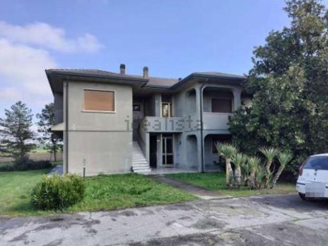 Villetta bifamiliare in vendita di 450 m² in Via Romea
