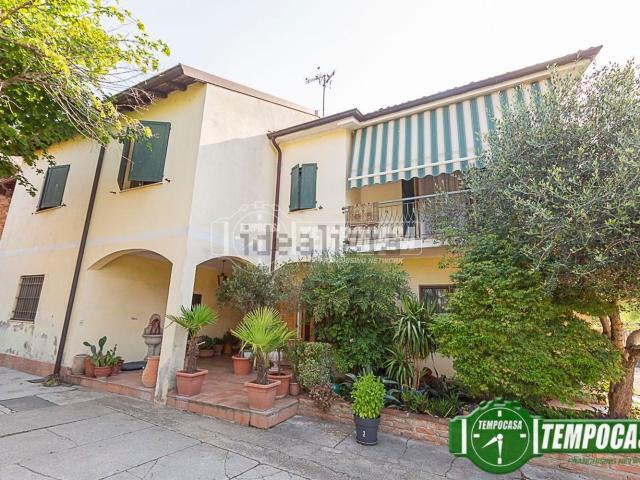 Villetta bifamiliare in vendita di 451 m² in Via Giuseppe Garibaldi