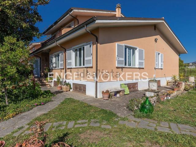 Villetta bifamiliare in vendita di 456 m² in Via Colle Alberta