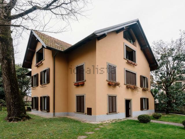 Villetta bifamiliare in vendita di 458 m² in Via Sant&apos Alessandro, 71