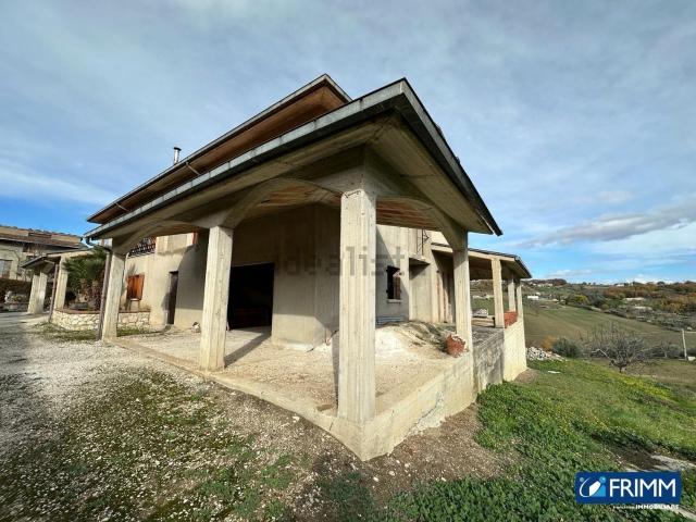 Villetta bifamiliare in vendita di 460 m² in Contrada Colle dell&apos Orso