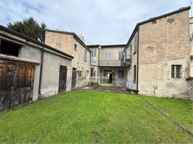 Villetta bifamiliare in vendita di 460 m² in Via Amendola Giovanni