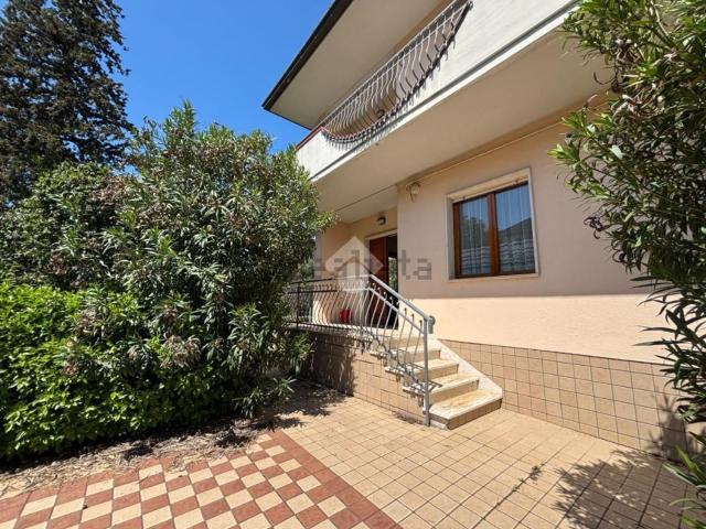 Villetta bifamiliare in vendita di 460 m² in Via Benedetto Croce, 10