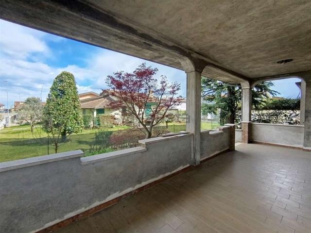 Villetta bifamiliare in vendita di 460 m² in Via Crocetta