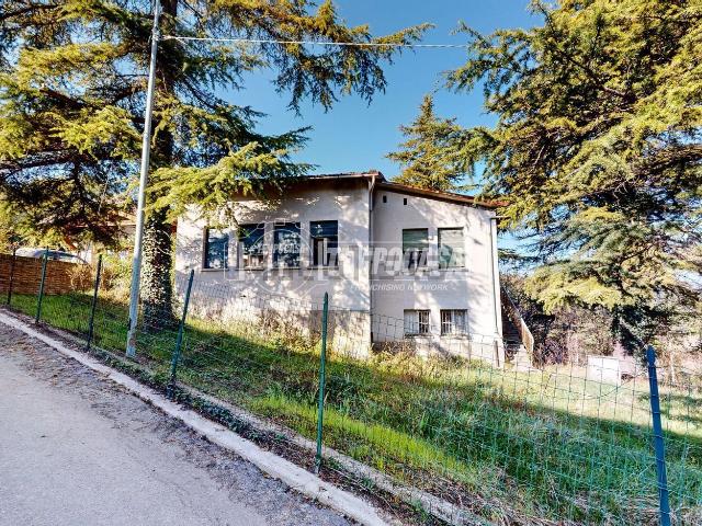 Villetta bifamiliare in vendita di 460 m² in Via del Poggio, 2
