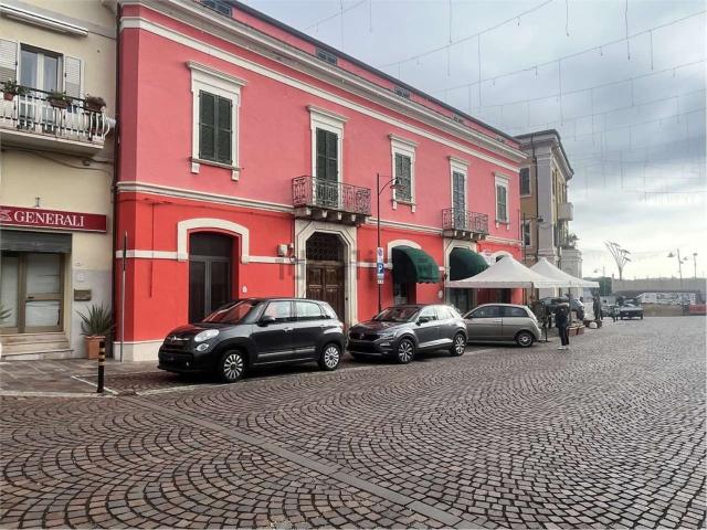 Villetta bifamiliare in vendita di 466 m² in Piazza Umberto I, 17