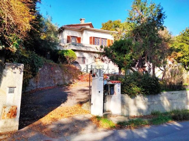 Villetta bifamiliare in vendita di 466 m² in Via Gerolamo Sambiase, 42