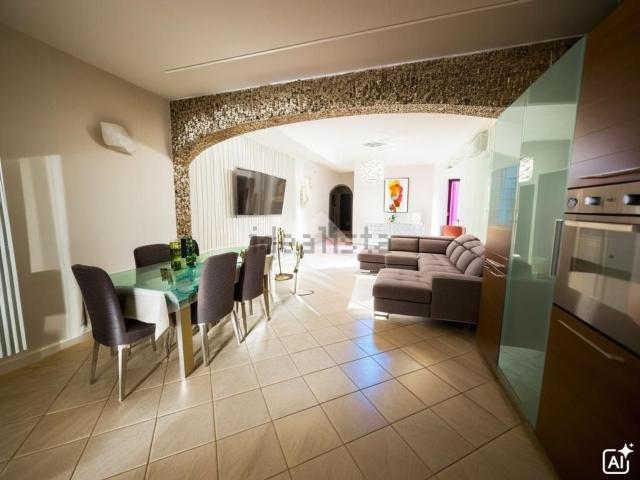 Villetta bifamiliare in vendita di 470 m² in Via Campotonico, 62