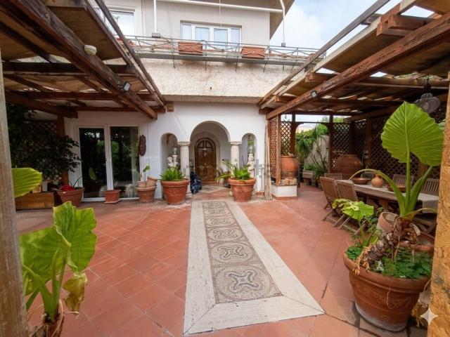Villetta bifamiliare in vendita di 470 m² in Via dei Gerani