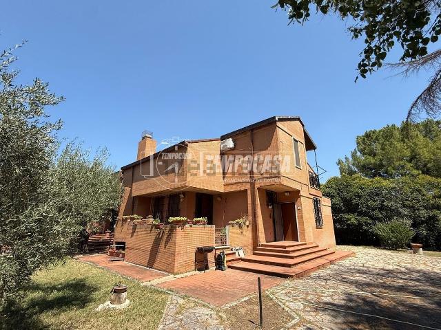 Villetta bifamiliare in vendita di 470 m² in Via del Mare